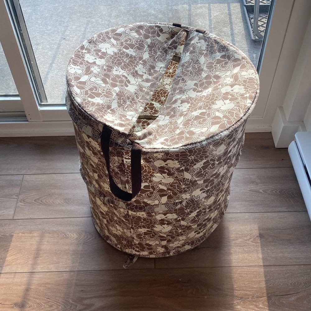 Collapsable clothes hamper